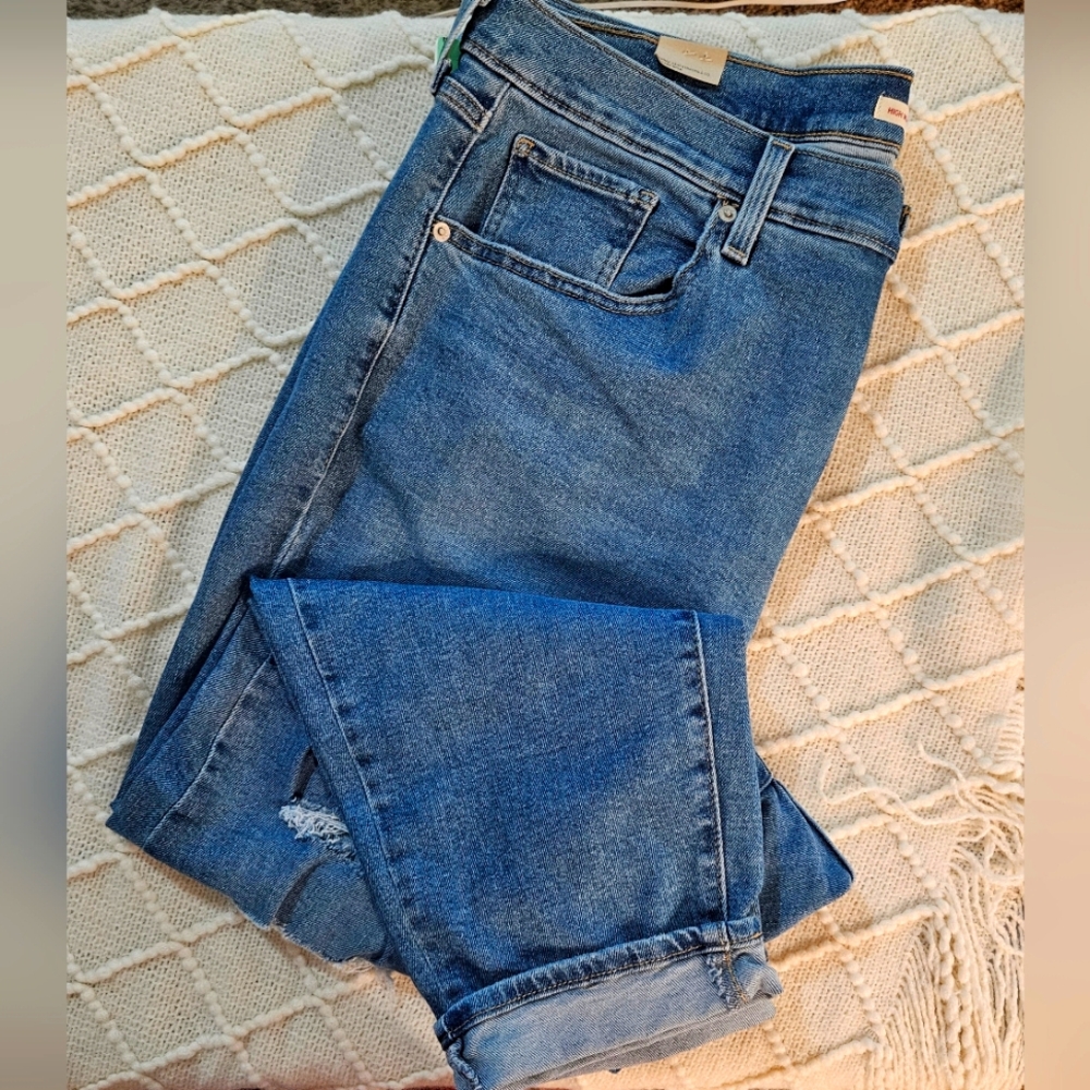 Levi's High Waisted Mom Jeans Cropped